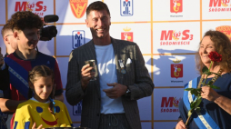 Wypijający sok z cytryny Robert Lewandowski (C) i członkini Kapituły Orderu Uśmiechu Anna Dymna (P) podczas ceremonii wręczenia wyróżnienia w Uczniowskim Klubie Sportowym Varsovia. Fot. PAP/P. Nowak