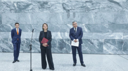 Powołany na stanowisko p.o. dyrektora Muzeum Historii Polski dr hab. Marcin Napiórkowski (L), powołany na pełnomocnika ministra kultury do spraw budowy Muzeum Historii Polski Jan Zajączkowski (P) i minister kultury i dziedzictwa narodowego Hanna Wróblewska (C) podczas konferencji prasowej w siedzibie MHP. Fot. PAP/T. Gzell