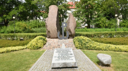 Pomnik "Mokotów Walczący 1944" w stołecznym parku im. gen. Gustawa Orlicz-Dreszera. Fot. PAP/R. Pietruszka