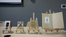 Krzyż Niepodległości należący do Edmunda Galinata, fotografia Ludwika Malinowskiego, fotografia Stanisława Wiącka i książka z exlibrisem Romana Medwicza ps. Morski zaprezentowane na konferencji prasowej poświęconej nowym nabytkom Muzeum Armii Krajowej w Krakowie. Fot. PAP/Ł. Gągulski