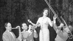 Natasza Zylska z zespołem Skowrońskiego. 1958 r. Fot. PAP/CAF/K. Seko