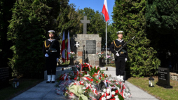 Uroczystości pogrzebowe nieznanego żołnierza Wojska Polskiego, poległego w obronie Kępy Oksywskiej, na cmentarzu parafialnym w Kosakowie. Fot. PAP/A. Jackowski