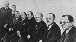 Oskarżeni w procesie brzeskim. Na ławie oskarżonych zasiedli przywódcy opozycji antysanacyjnej osadzeni we wrześniu 1930 r. w twierdzy brzeskiej, fot. PAI/PAP