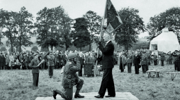 Wielka Brytania 15.06.1944. Prezydent RP na Uchodźstwie Władysław Raczkiewicz wręcza sztandar 1 Samodzielnej Brygadzie Spadochronowej, pod dowództwem generała brygady Stanisława Sosabowskiego. Fot. PAP/reprodukcja