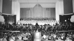 Koncert inauguracyjny I Międzynarodowego Festiwalu Muzyki Współczesnej w wykonaniu orkiestry symfonicznej Filharmonii Narodowej pod dyrekcją Bohdana Wodiczko i chóru Filharmonii Narodowe, Warszawa 1956 r. PAP/Henryk Grzęda