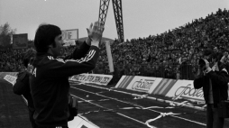 Warszawa, 18.09.1978. Towarzyski mecz Legia Warszawa - Manchester City na stadionie Wojska Polskiego przy ul. Łazienkowskiej. Pożegnanie Kazimierza Deyny , który pierwszą połowę meczu zagrał w barwach Legii a drugą w barwach swojego Manchesteru City. Fot. PAP/M. Kłoś.