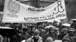 Kraków, 11.11.1980. Manifestacja KPN w rocznicę odzyskania niepodległości. Fot. PAP/J. Ochoński 