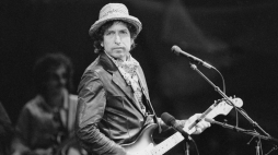 Bob Dylan występujący na stadionie St. Jakob-Park w Bazylei w Szwajcarii, w czerwcu 1984 roku.  PAP/EPA/STR BW