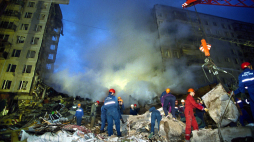 Ruiny dziewięciopiętrowego bloku mieszkalnego na przedmieściu Moskwy wysadzonego 9 września 1999 r. Fot. PAP/EPA.