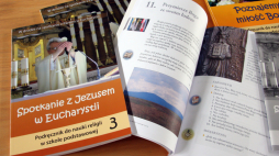 Podręczniki do nauki religii w szkołach podstawowych. Fot. PAP/K. Świderski