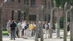 Wycieczka w byłym niemieckim nazistowskim obozie koncentracyjnym i zagłady KL Auschwitz. Fot. PAP/J. Bednarczyk