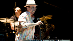 Sergio Mendes podczas koncertu w Budapeszcie w 2011 r. Fot. PAP/EPA/P. Kollanyi 