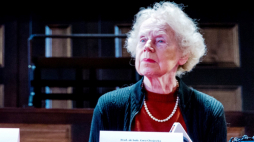 Prof. Ewa Chojecka podczas konferencji prasowej poświęconej rewitalizacji unikatowych polichromii w auli Akademii Muzycznej im. Karola Szymanowskiego w Katowicach w 2016 r. Fot. PAP/A. Grygiel