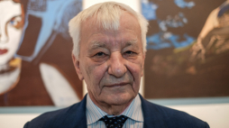 Malarz Antoni Fałat podczas swojego wernisażu „Bezsenność" w Galeria Sztuki Katarzyny Napiórkowskiej w Warszawie w 2016 r. Fot. PAP/M. Obara