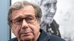Aktor Janusz Gajos podczas otwarcia wystawy fotografii swojego autorstwa w Galerii Fotografii Łódzkiego Towarzystwa Fotograficznego. PAP/Grzegorz Michałowski