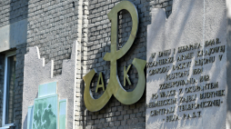 Tablica pamiątkowa na budynku tzw. Małej Pasty na warszawskiej Pradze. Zdobycie budynku umożliwiło Powstańcom nawiązanie łączności z lewobrzeżną Warszawą. Fot. PAP/P. Nowak
