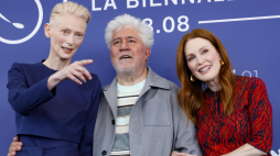 Tilda Swinton, Pedro Almodovar i Julianne Moore podczas Festiwalu w Wenecji. Fot. EPA/F. Frustaci