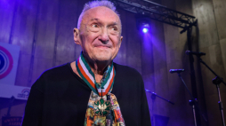 Jazzman Michał Urbaniak odbiera złoty medal „Zasłużony Kulturze Gloria Artis” w Studiu im. Henryka Debicha w Radiu Łódź. PAP/Marian Zubrzycki