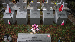 Nowe nagrobki na zbiorowej mogile uchodźców z Powstania Warszawskiego na Cmentarzu Rakowickim w Krakowie. Fot. PAP/Ł. Gągulski