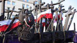 Uroczystość przed Pomnikiem Poległym i Pomordowanym na Wschodzie na skwerze Matki Sybiraczki w Warszawie w 85. rocznicę agresji sowieckiej na Polskę. Fot. PAP/R. Guz