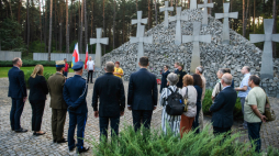 Uroczystości upamiętnienia 85. rocznicy napaści ZSRS na Polskę na Cmentarzu Wojennym w Kijowie-Bykowni. Fot. PAP/V. Musiienko