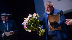 Laureat w kategorii literatura Tomasz Tyczyński na gali wręczenia Nagród im. Cypriana Kamila w Teatrze Polskim w Warszawie. Fot. PAP/M. Obara