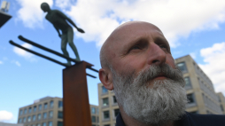 Autor prof. Jan Tutaj podczas odsłonięcia rzeźby pt. Skoczek narciarski w Parku Rzeźby w Warszawie. PAP/Piotr Nowak