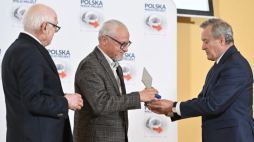 Były europoseł prof. Zdzisław Krasnodębski (L), poseł PiS Piotr Gliński (P) wręczają nagrodę im. Prezydenta RP Lecha Kaczyńskiego pisarzowi Janowi Polkowskiemu (C) podczas XIV Kongresu Polska Wielki Projekt. Fot. PAP/R. Pietruszka