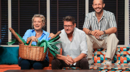 Aktorzy: Mateusz Banasiuk (P), Wojciech Malajkat (C) i Joanna Trzepiecińska (L) podczas próby medialnej spektaklu "Rodzinne Rewolucje" w reżyserii Wojciecha Malajkata na Scenie Spektaklove w Collegium Nobilium w Warszawie. Fot. PAP/S. Pulcyn