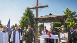 Biskup polowy Wojska Polskiego Wiesław Lechowicz (4P) i o. Jerzy Jacek Twaróg (5P) z Polskiej Misji Katolickiej w Argentynie podczas uroczystości pogrzebowych płk. Wincentego Sobocińskiego na cmentarzu parafialnym w miejscowości Murzynno. Fot. PAP/T. Żmijewski