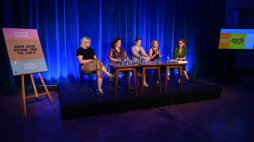 Od lewej: Julia Szmit, reżyserka Pamela Leończyk, reżyserka Sandra Szwarc, aktorka Karolina Maciejaszek i dyrektorka teatru Joanna Zdrada podczas konferencji prasowej nt. sezonu artystycznego Teatru Lalka 2024/2025. Fot. PAP/P. Nowak