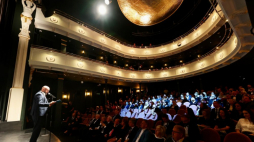 Dyrektor kieleckiego teatru Michał Kotański (L) na uroczystym otwarciu po remoncie Teatru im. Stefana Żeromskiego. Fot. PAP/A. Kumorowicz