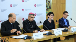 Przewodniczący Komisji Wychowania Katolickiego Konferencji Episkopatu Polski bp Wojciech Osial (2L), rzecznik KEP ks. Leszek Gęsiak (L), konsultor Komisji Wychowania Katolickiego KEP dr Aneta Rayzacher-Majewska (2P) i członek Zarządu Rady Szkół Katolickich w Polsce ks. Marek Studenski (P) podczas konferencji prasowej przed XIV Tygodniem Wychowania. Fot. PAP/S. Pulcyn