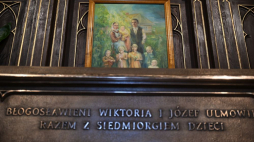 Relikwiarz w kształcie sarkofagu, z doczesnymi szczątkami błogosławionych członków rodziny Ulmów w bocznym ołtarzu kościoła pw. św. Doroty. Markowa, 10.09.2023. Fot. PAP/D. Delmanowicz