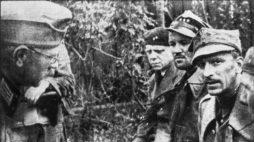 Polscy oficerowie z załogi walczącej na Westerplatte, po kapitulacji, od prawej: kpt. Franciszek Dąbrowski, kpt. Mieczysław Słaby, por. Stefan Grodecki. Fot. PAP/CAF/Reprodukcja