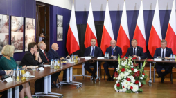 Prezydent Andrzej Duda (2P), zastępca szefa Kancelarii Prezydenta RP Piotr Ćwik (P), przewodniczący rady ds. samorządu terytorialnego, marszałek woj. lubelskiego Jarosław Stawiarski (3P) i prezes IPN Karol Nawrocki (4P) podczas posiedzenia Rady ds. Samorządu Terytorialnego Narodowej Rady Rozwoju w Wieluniu. Fot. PAP/M. Zubrzycki