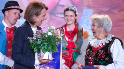 Minister kultury i dziedzictwa narodowego Hanna Wróblewska (2L) oraz nagrodzona śpiewaczka oraz gawędziarka Anna Dunat (P) podczas uroczystości wręczenia Nagród im. Oskara Kolberga „Za zasługi dla kultury ludowej”. Fot. PAP/R. Guz