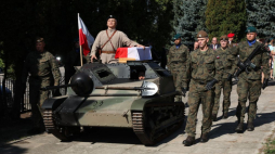 Uroczystości pogrzebowe polskiego żołnierza Września ‘39 w miejscowości Wyszonki Kościelne. Fot. PAP/A. Reszko