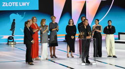 Producent filmu "Zielona granica" nagrodzonego "Złotymi Lwami" Marcin Wierzchosławski przemawia podczas gali zamknięcia 49. Festiwalu Polskich Filmów Fabularnych. Fot. PAP/A. Warżawa