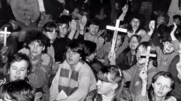 Protestujący w obronie krzyża we Włoszczowie w 1984 r. Fot. zbiory Instytutu Pamięci Narodowej.