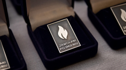 Honorowe odznaczenie "Zawołani po imieniu". Fot. Wikipedia. 