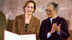 Anne Applebaum (L) z Nagrodą Pokojową Niemieckich Księgarzy. Fot. PAP/EPA