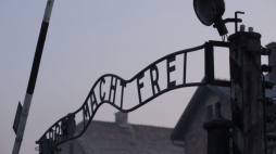 Brama byłego niemieckiego obozu Auschwitz. Fot. PAP/A. Grygiel