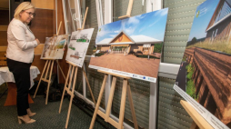 Minister klimatu i środowiska Paulina Hennig-Kloska ogląda wizualizacje przyszłej siedziby Europejskiego Centrum Ochrony Klimatu i Mokradeł Biebrzańskiego Parku Narodowego. Goniądz, 17.10.2024. Fot. PAP/M. Onufryjuk