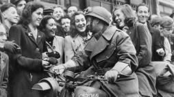 Mieszkańcy Bredy dziękują żołnierzowi polskiej 1 Dywizji Pancernej za wyzwolenie miasta. 30 października 1944 r. Fot. Imperial War Museums. Źródło: Wikimedia Commons