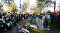 Obchody 80. rocznicy wyzwolenia Bredy. Weteran 1. Dywizji Pancernej kpt. Eugeniusz Niedzielski (3L) podczas uroczystości na Polskim Honorowym Cmentarzu Wojskowym w Oosterhout. Fot. PAP/A. Zawada
