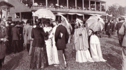 Konrad Brandel, Scena z wyścigów konnych na Polu Mokotowskim w 1891 lub 1892 r. Fot. Wikipedia.