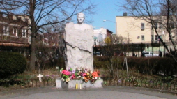 Pomnik ks. Popiełuszki w Nowym Jorku. Fot. Wikipedia.