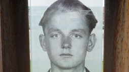 Czesław Kukuczka w oknie pamięci, Pomnik Muru Berlińskiego w Berlinie. Fot. Wikipedia.