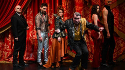Aktorzy: Grzegorz Otrębski (2L), Katarzyna Kaźmierczak (3L), Grzegorz Gzyl (3P), Agata Woźnicka (2P) i Piotr Chys (P) podczas próby medialnej spektaklu "Iwona, księżniczka Burgunda" Witolda Gombrowicza w reżyserii Adama Orzechowskiego na Scenie Stara Apteka Teatru Wybrzeże w Gdańsku. Fot. PAP/A. Warżawa